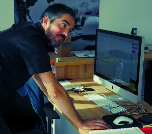 Dominique devant son bureau